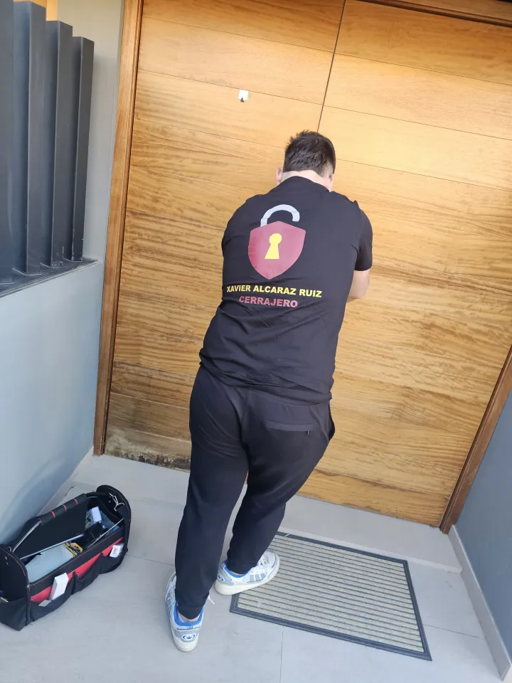 Cerrajero abriendo la puerta de una vivienda en Girona