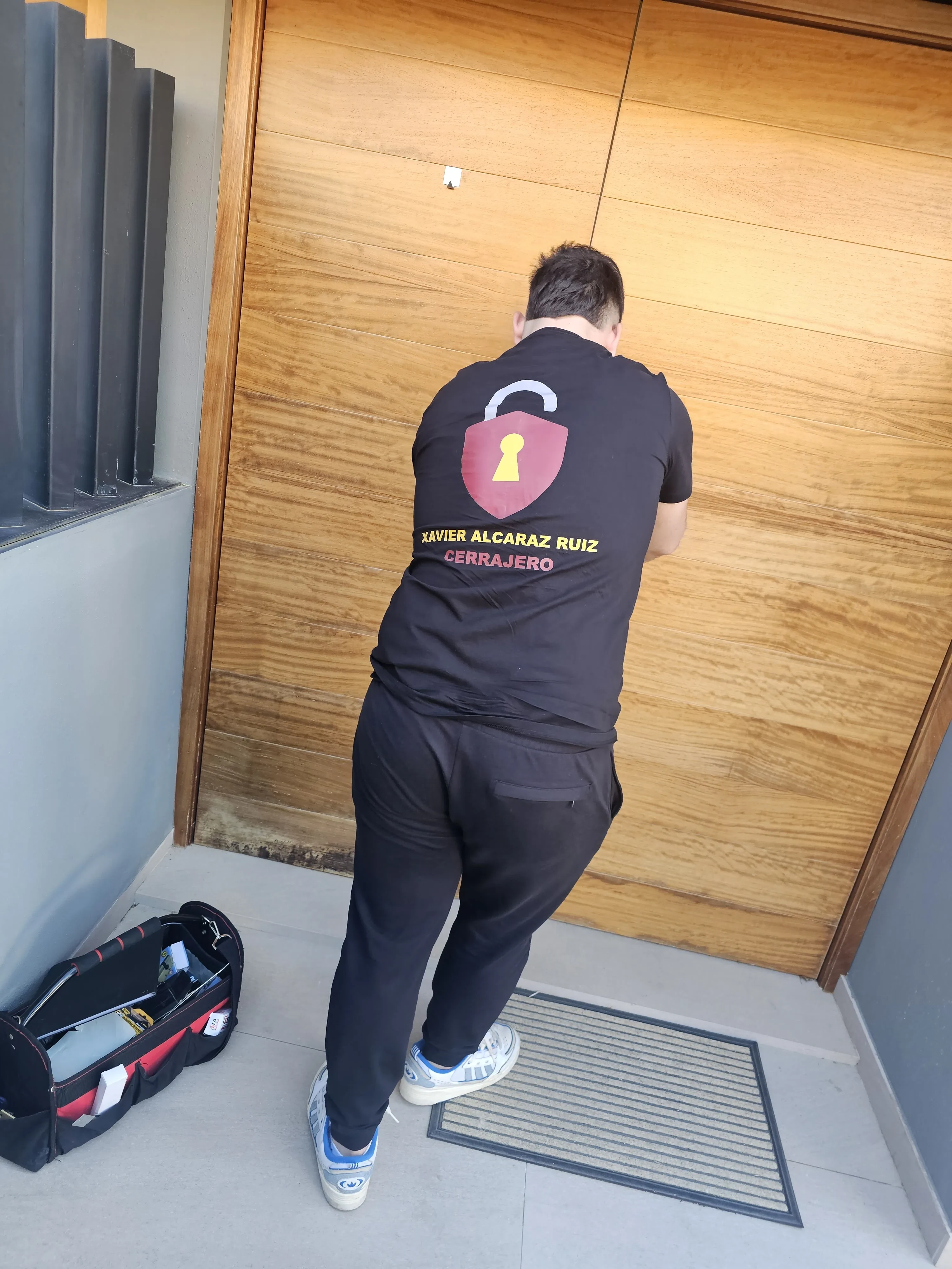Cerrajero Girona realizando apertura de puerta en vivienda