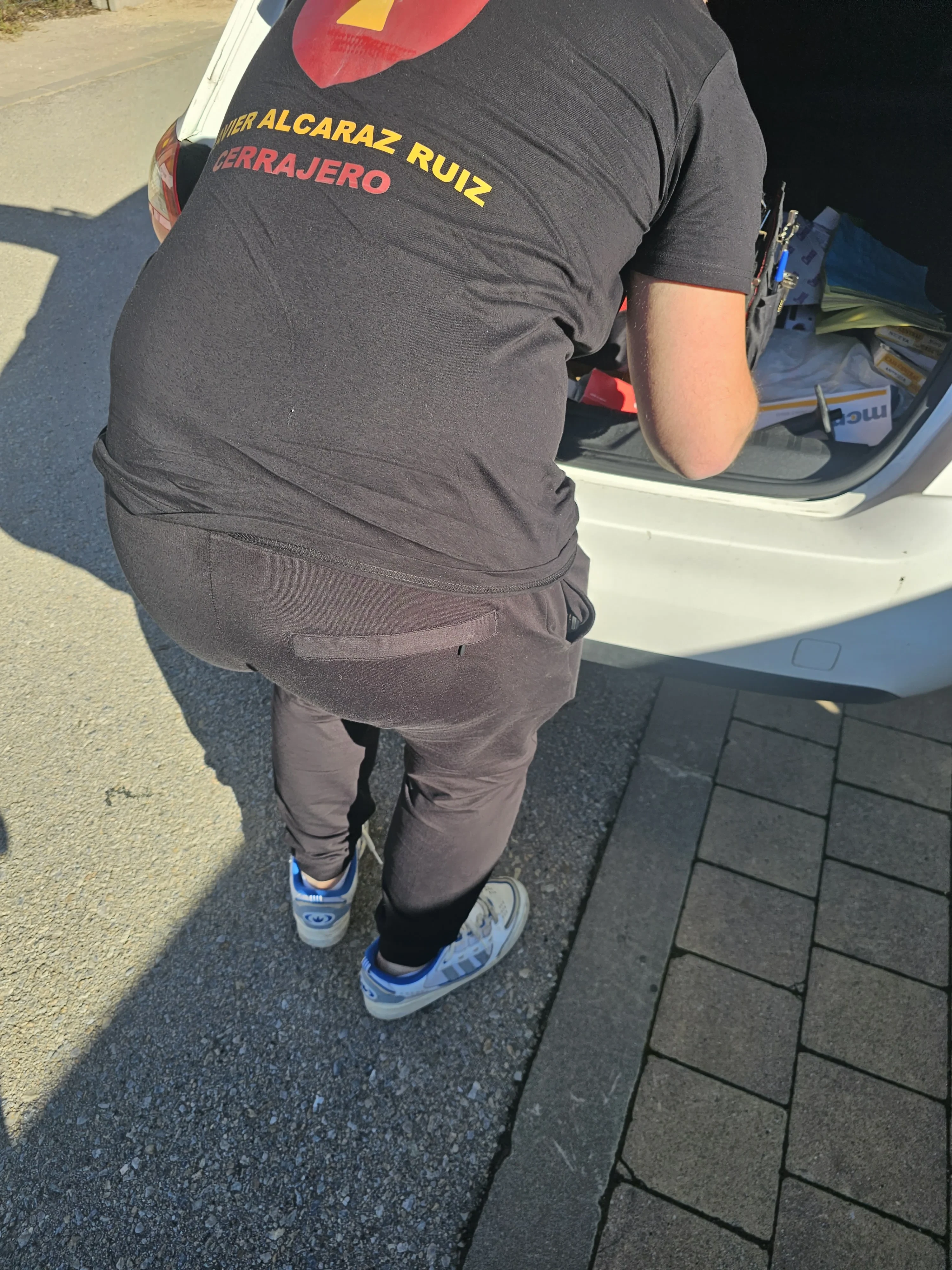 Cerrajero Girona preparando servicio urgente de cerraduras